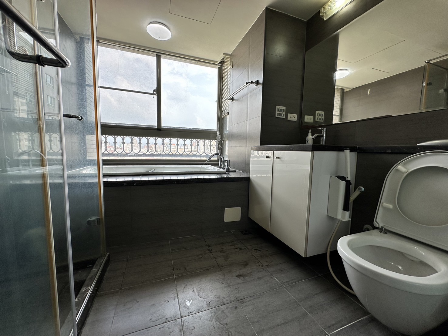 🎏【久樘崇德巴黎✨捷運三分鐘・高樓雙套房＋車位】 北屯核心小豪宅，急售可談、錯過不再！