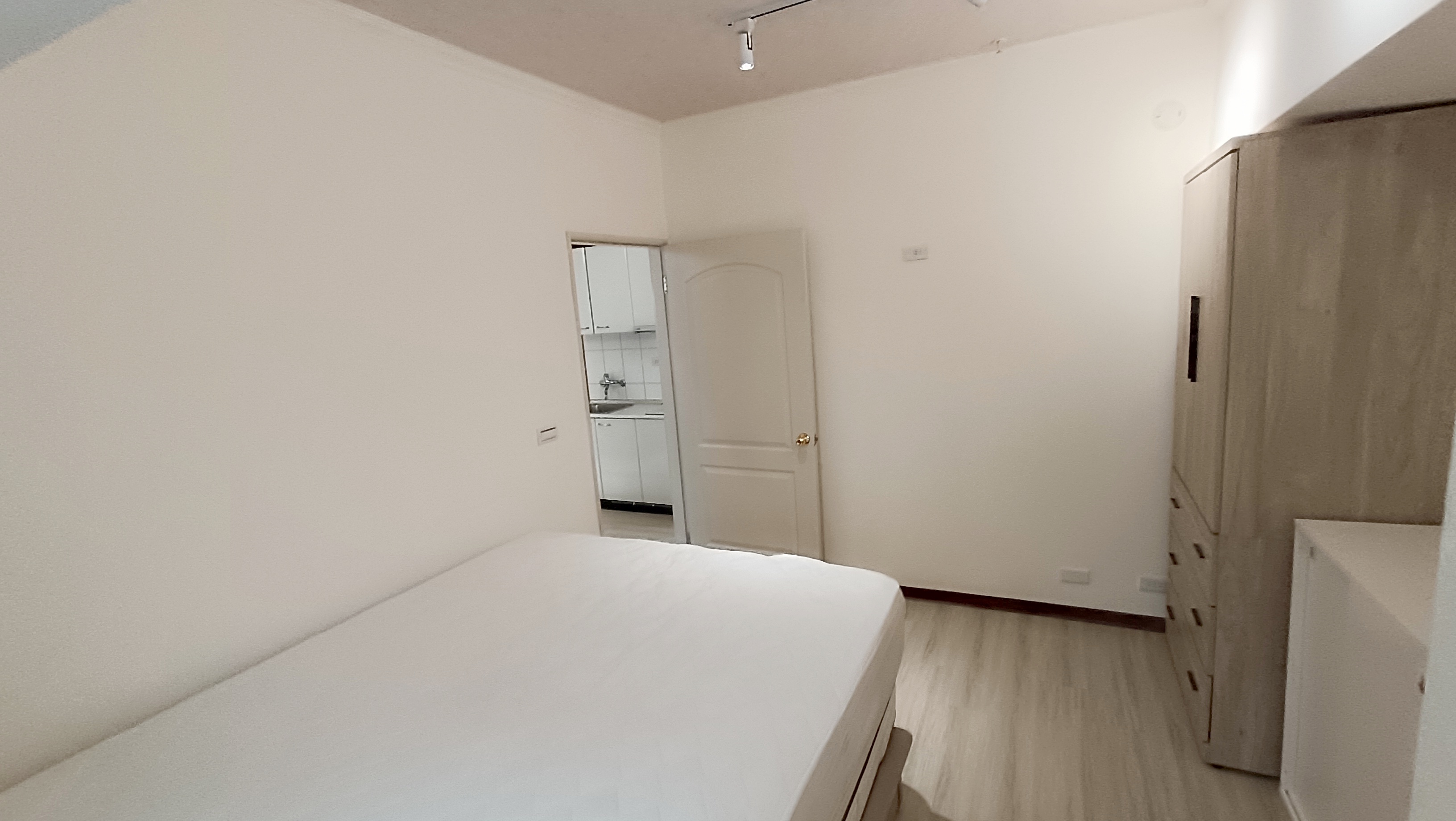 🚆【小資兩房首選💫五權車站步行圈】 國美生活圈✨坡道平移車位💰急售可談！