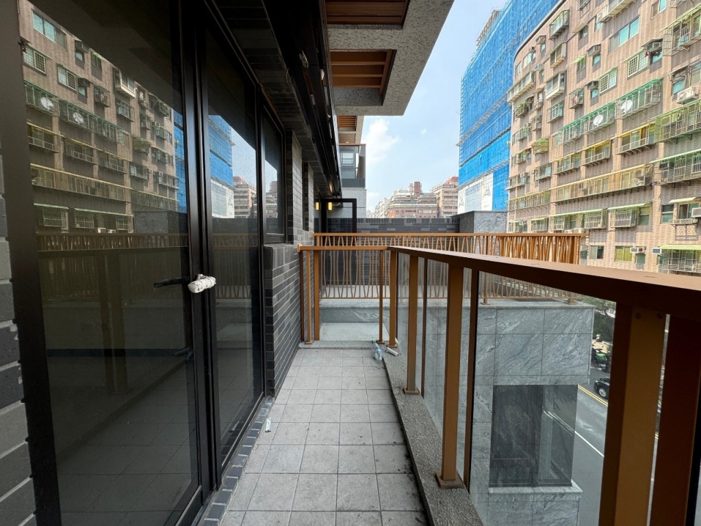 專約自由扉扉建商保留露臺戶-群義邱德鑫09199035