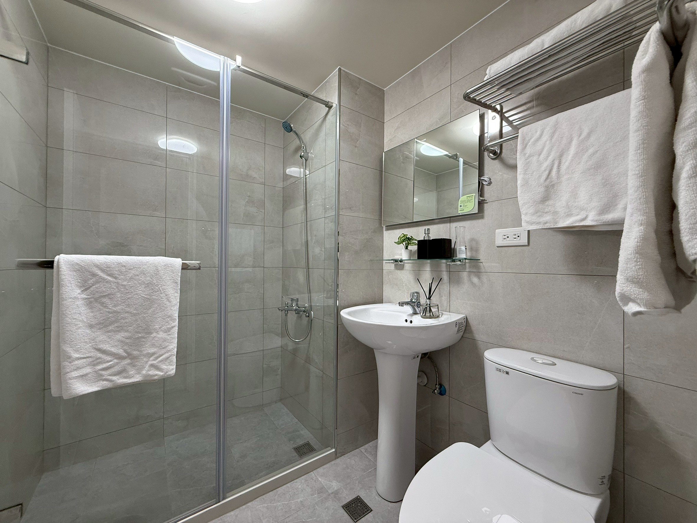 大陽台有電梯 而且吃喝玩樂很便利喔 漂亮的大4房華廈