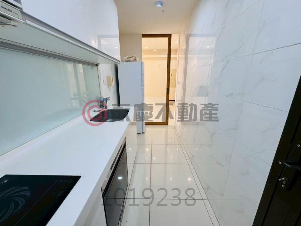 經國特區超優質正兩房車 方正格局高坪效