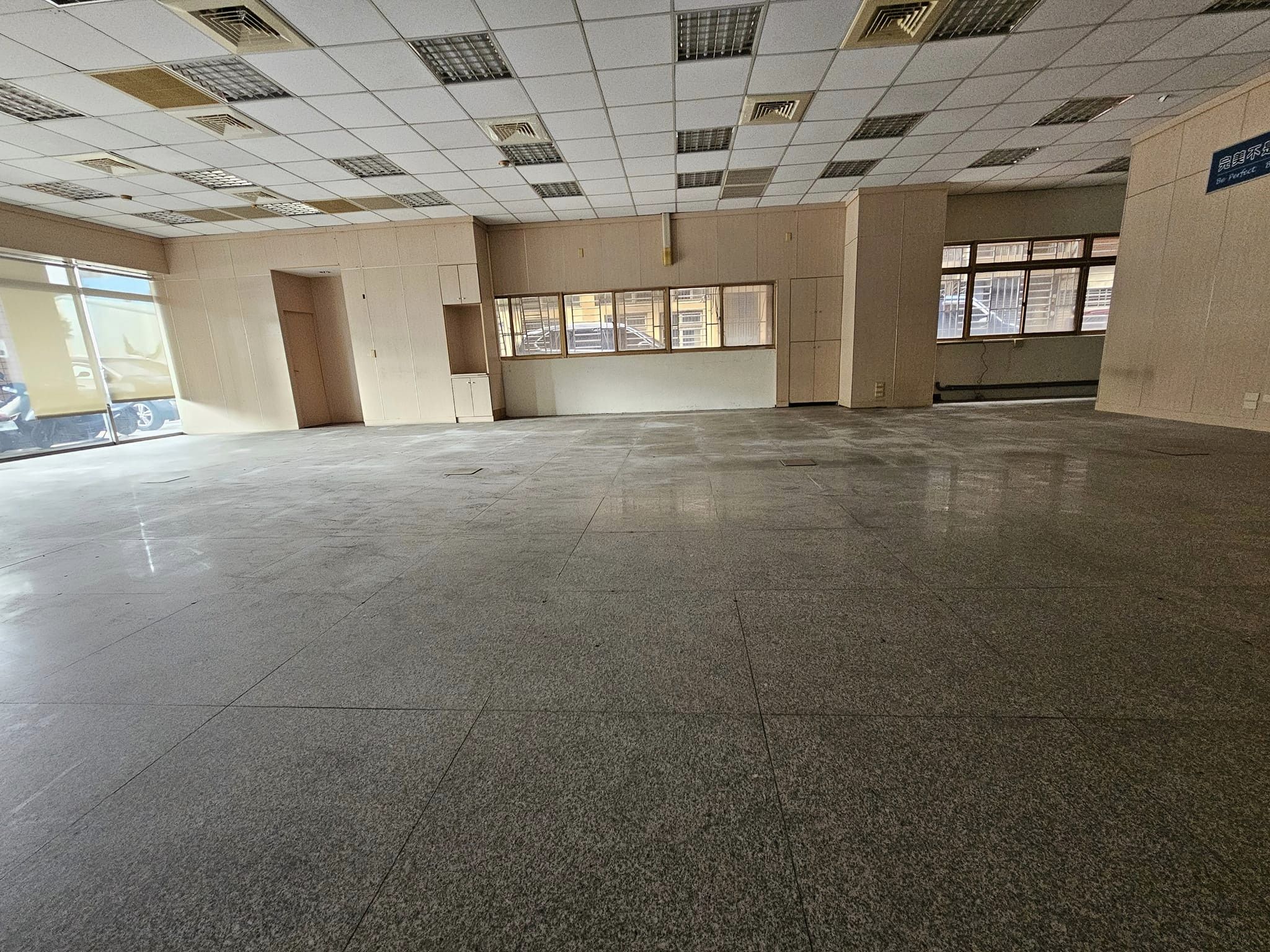 大買家大面寬店面出租 僑孝國小正對面