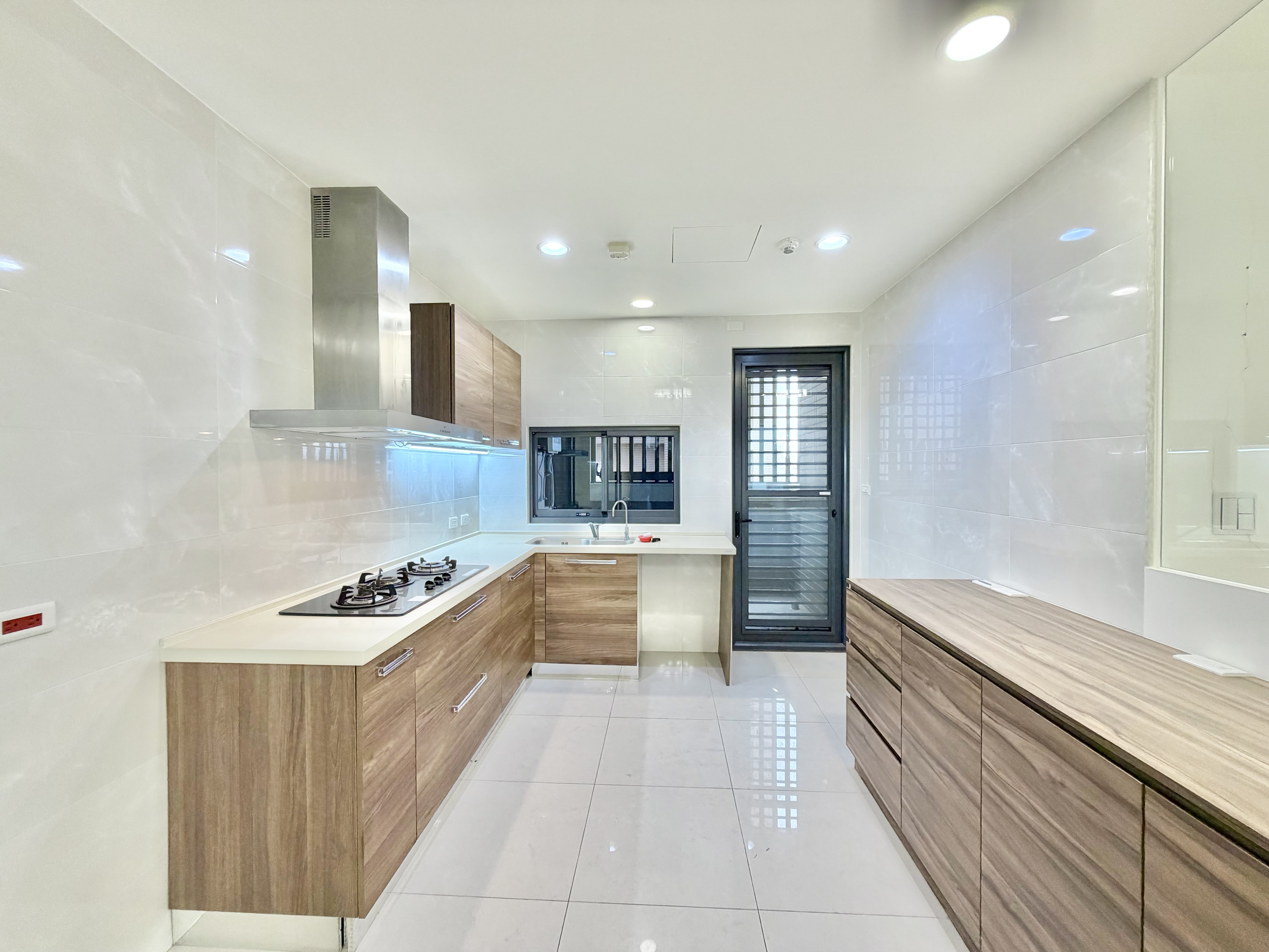 桃園高鐵電影院『曜見築』3+1房雙車位