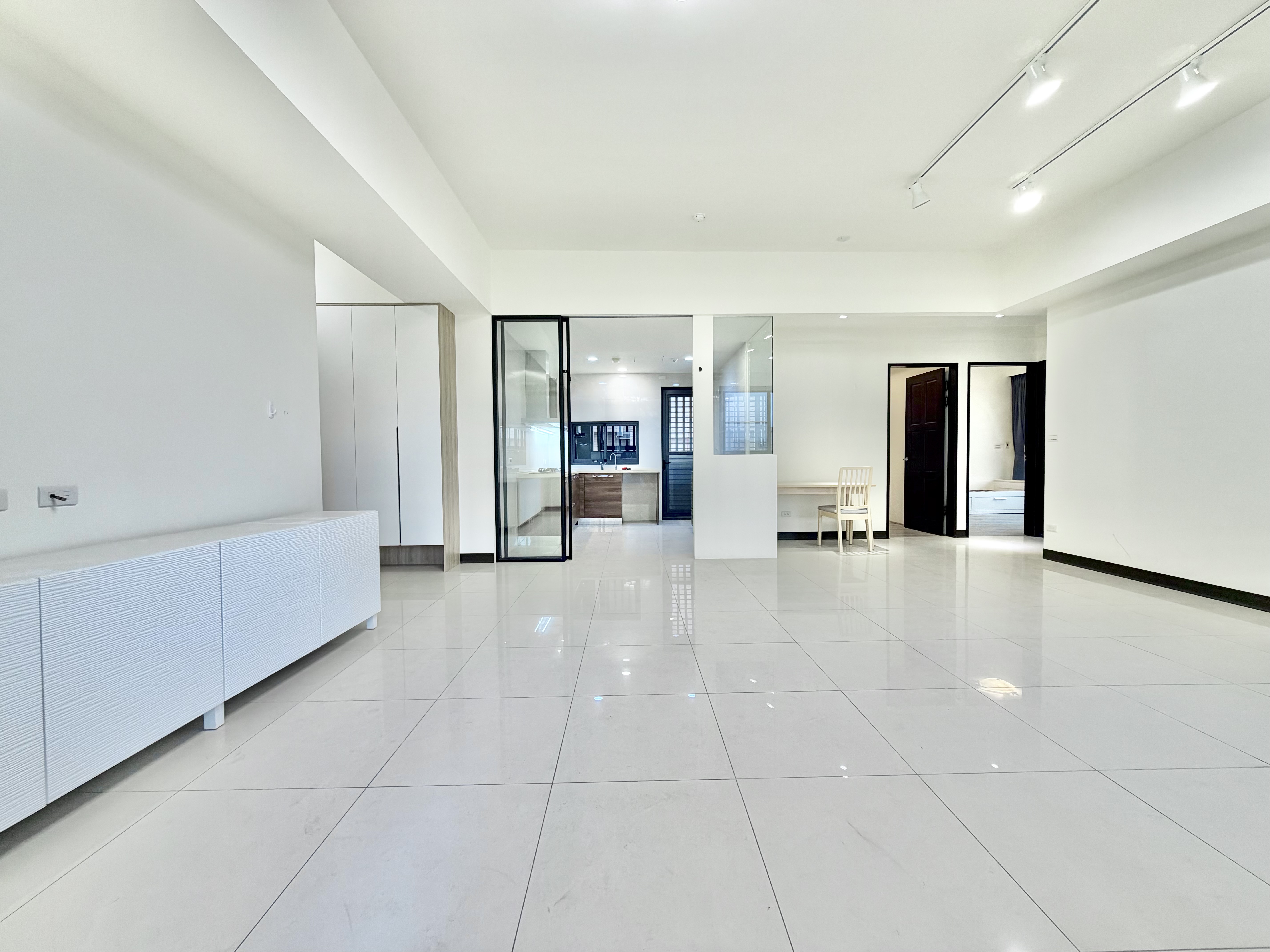 桃園高鐵電影院『曜見築』3+1房雙車位