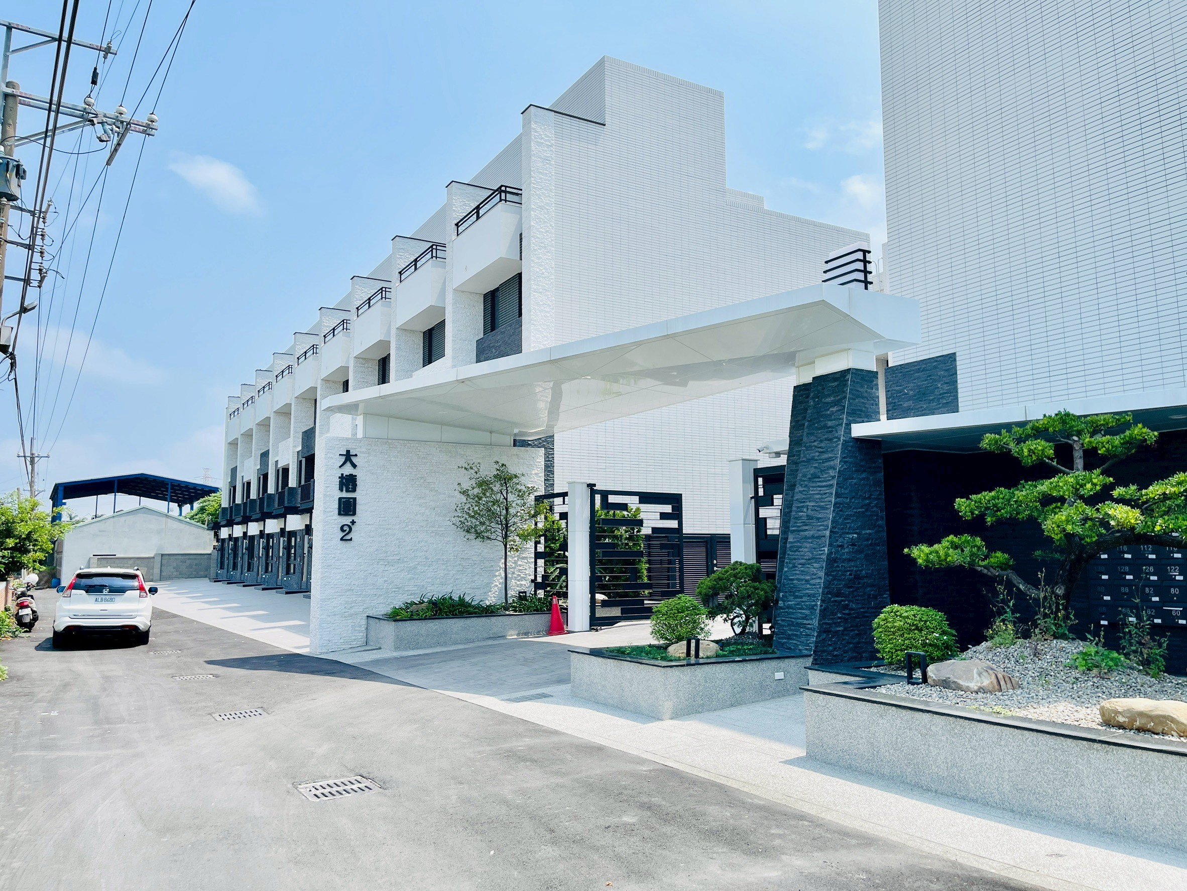 台中龍井《大樁園2》全新未住電梯別墅可停雙車