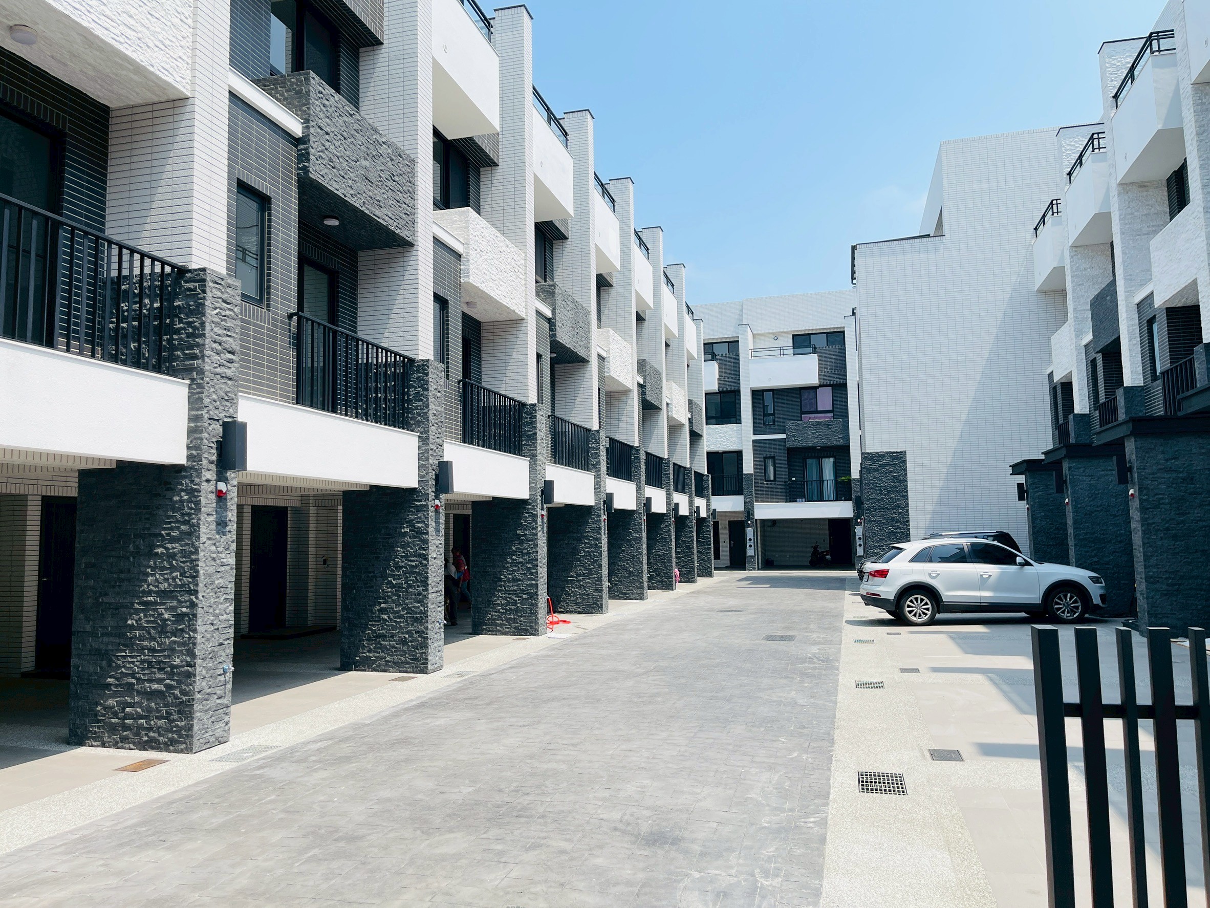 台中龍井《大樁園2》全新未住電梯別墅可停雙車