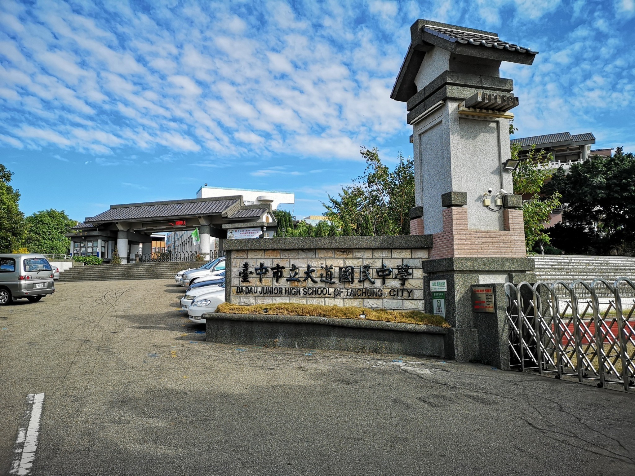大肚《日光郡》邊間透天7房格局適合自住收租