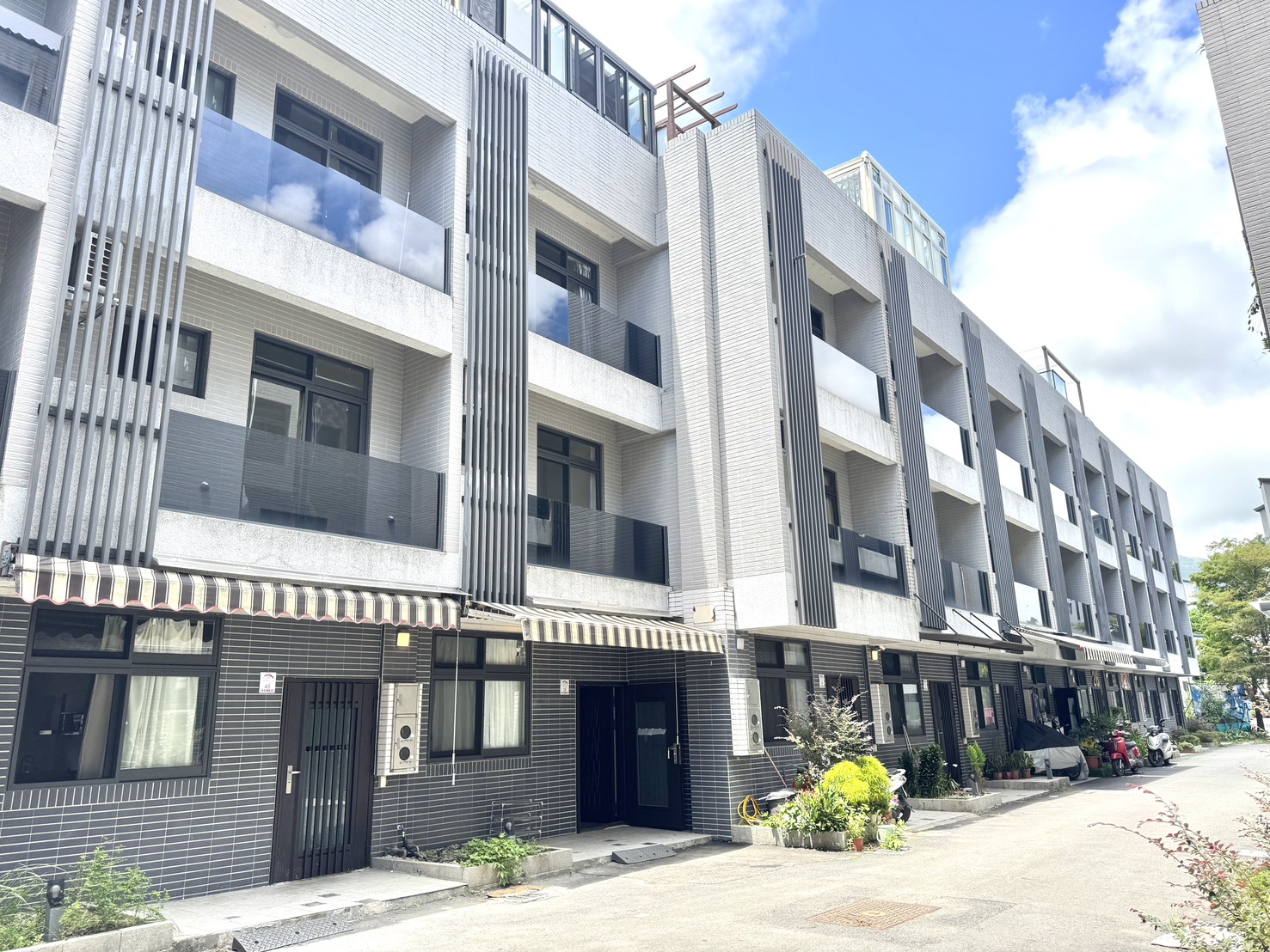 永慶許書豪★近礁溪市區省道旁社區型電梯美別墅