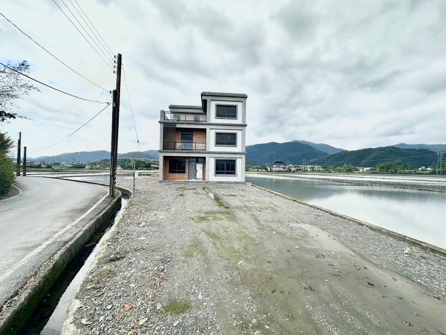 永慶許書豪★冬山全新完工百坪六套房電梯美農舍