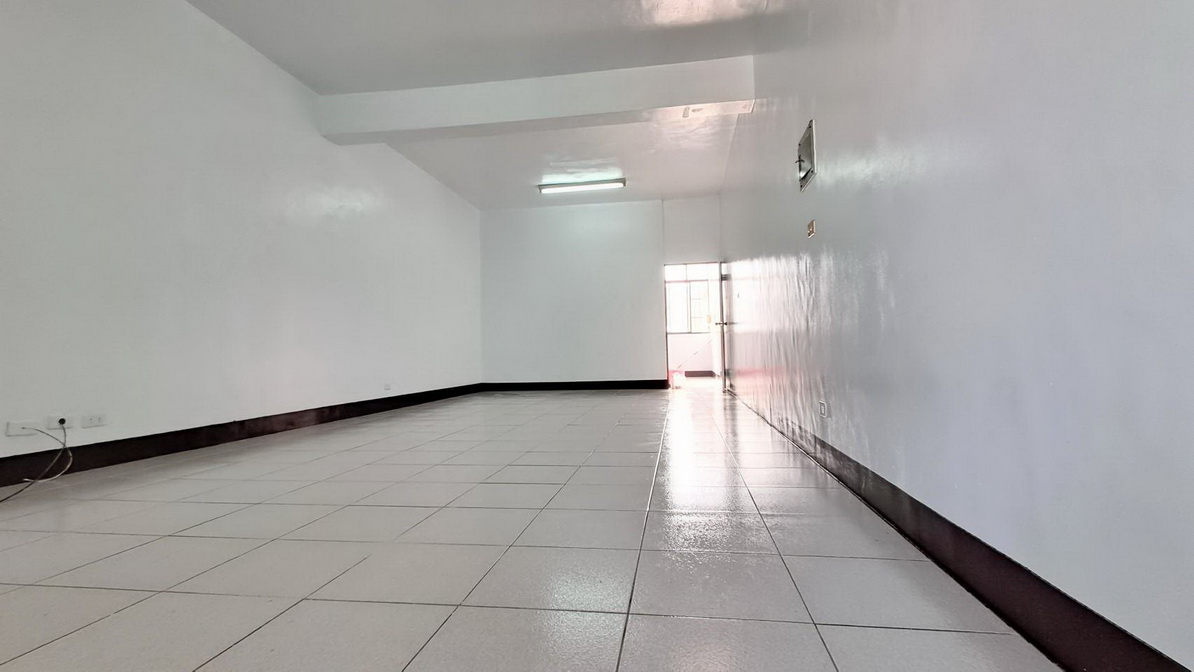 近高雄大學.楠梓科技園區.中正路上透天金店面