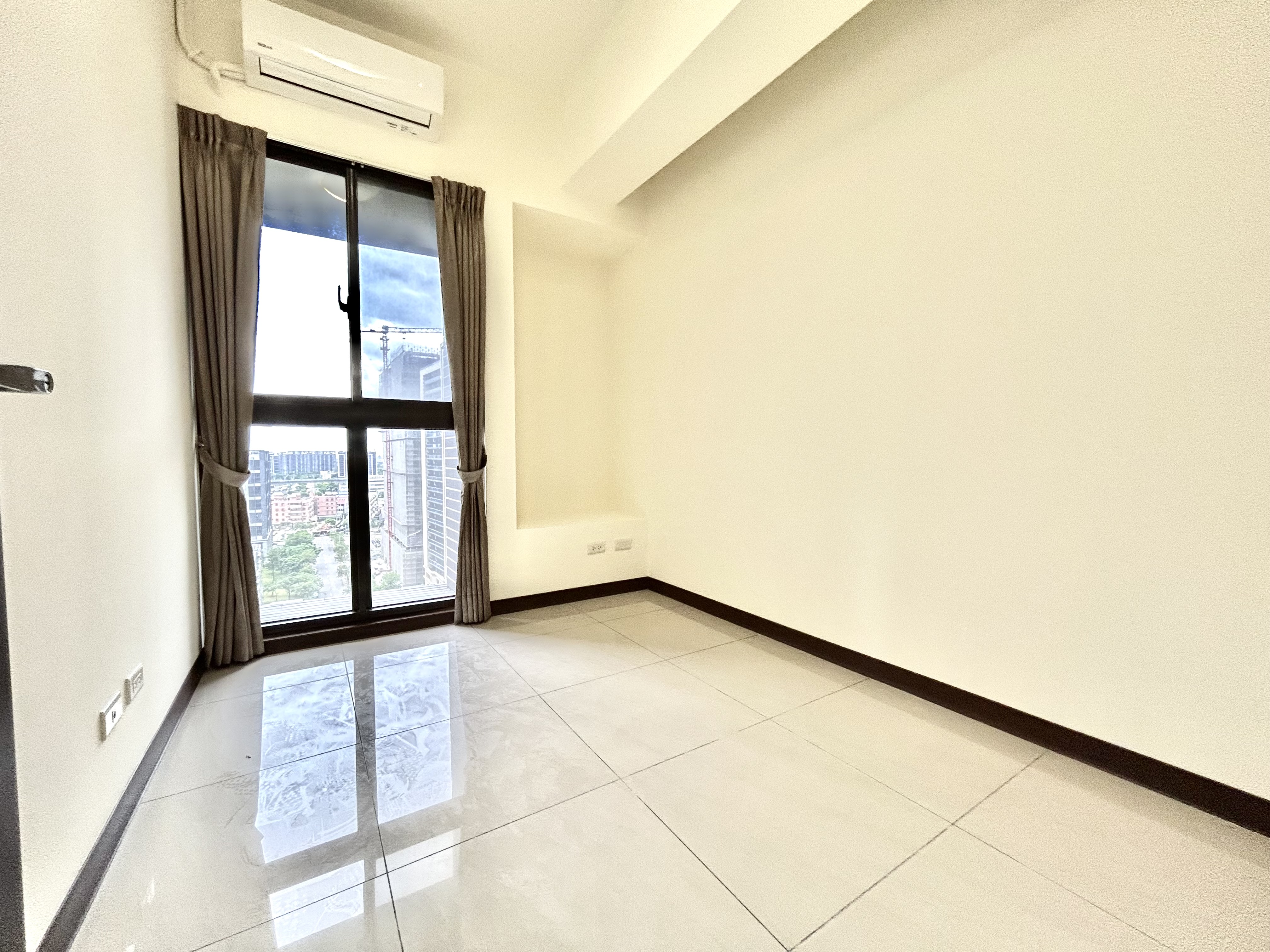 桃園高鐵A18站前廣場旁〈新潤國品苑〉高樓景觀三房+平面車位