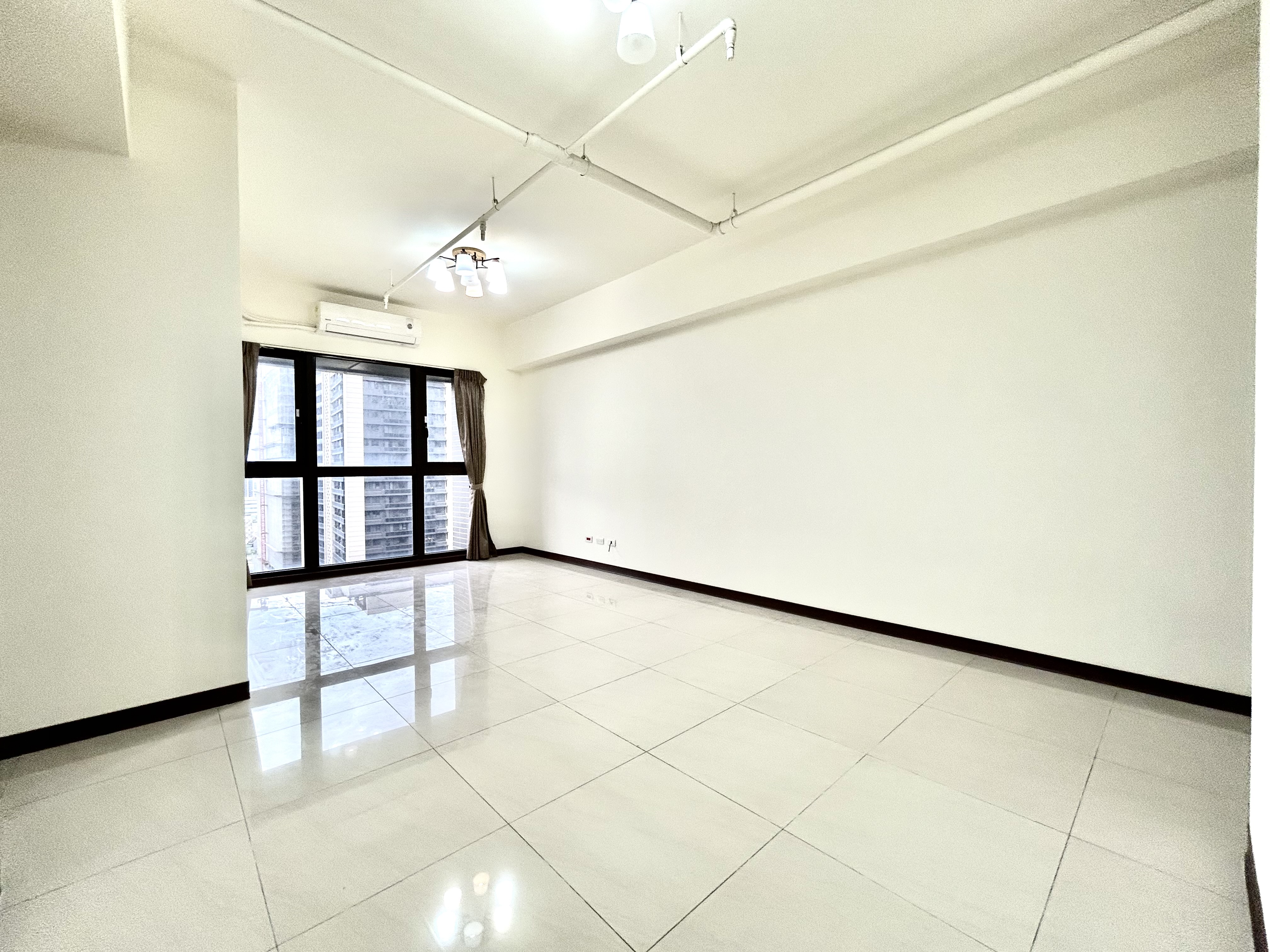 桃園高鐵A18站前廣場旁〈新潤國品苑〉高樓景觀三房+平面車位