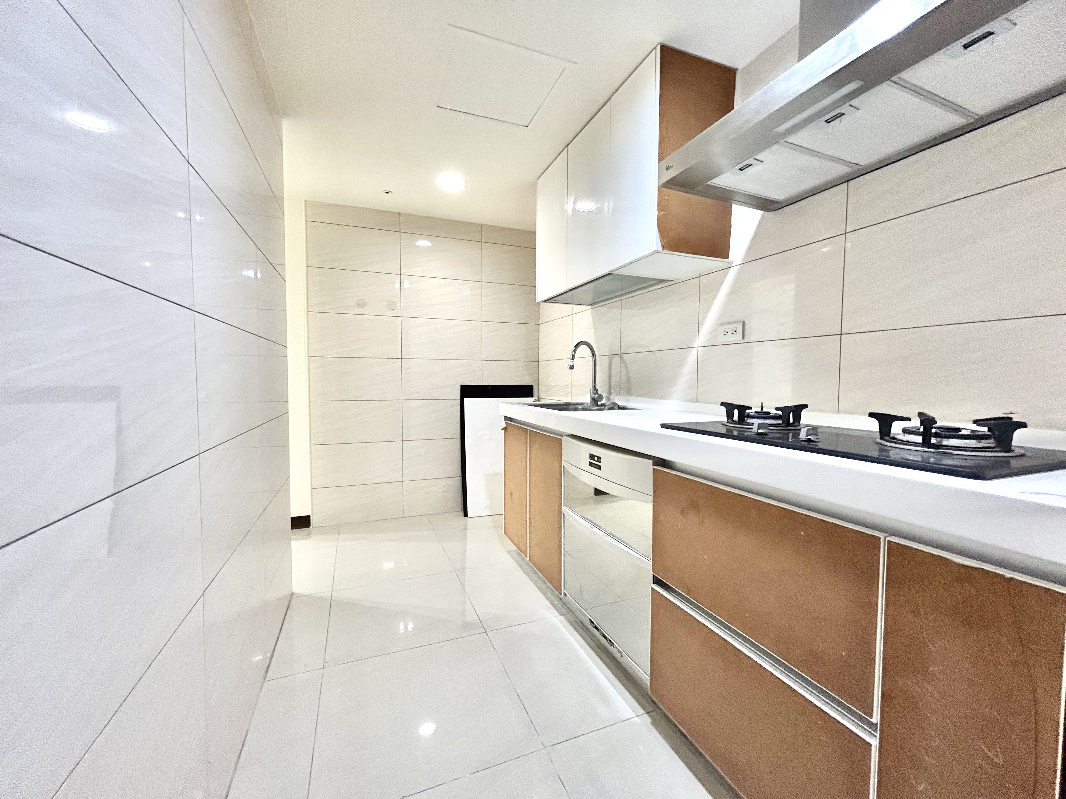 桃園高鐵A18站前廣場旁〈新潤國品苑〉高樓景觀三房+平面車位