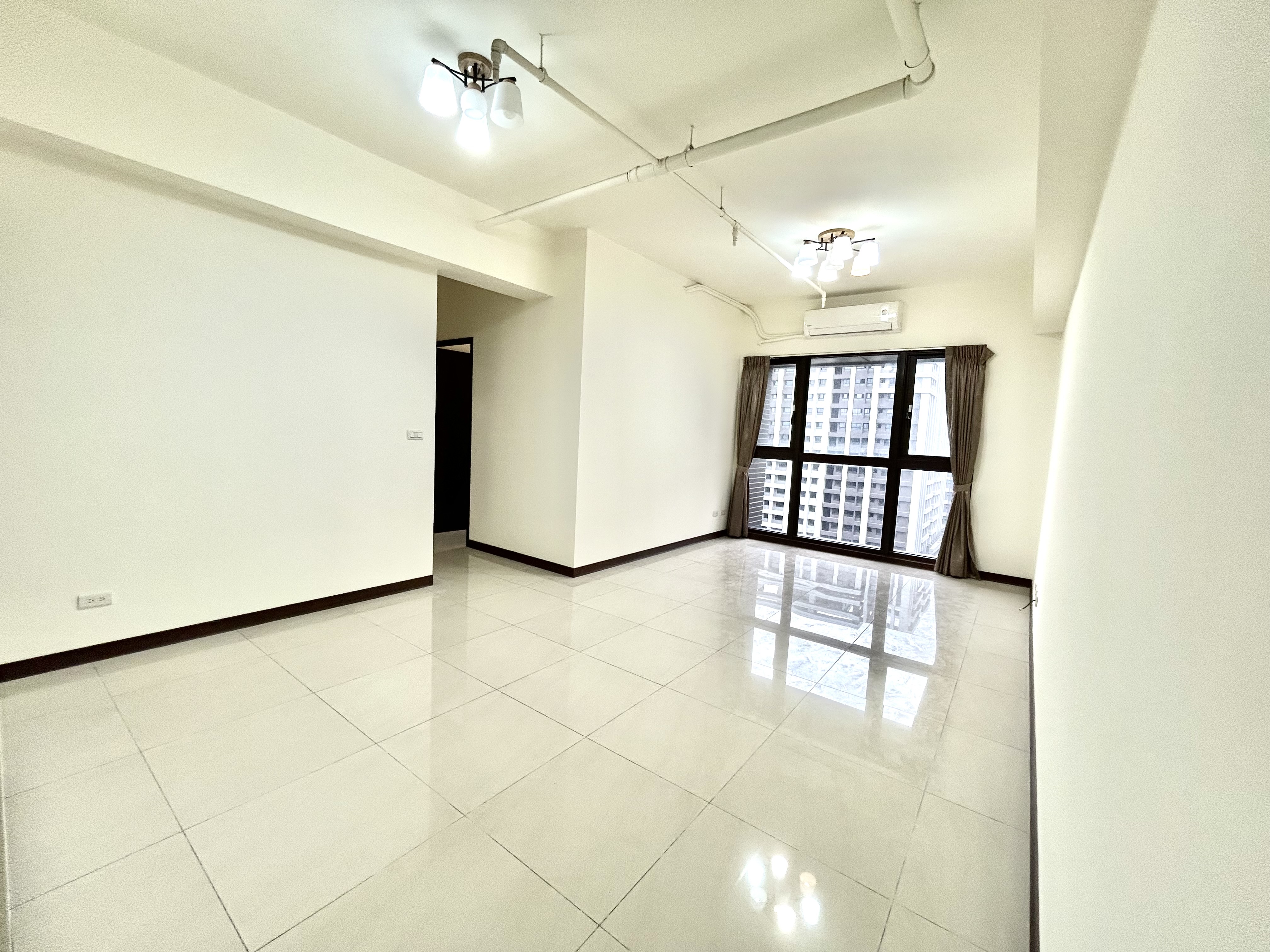 桃園高鐵A18站前廣場旁〈新潤國品苑〉高樓景觀三房+平面車位