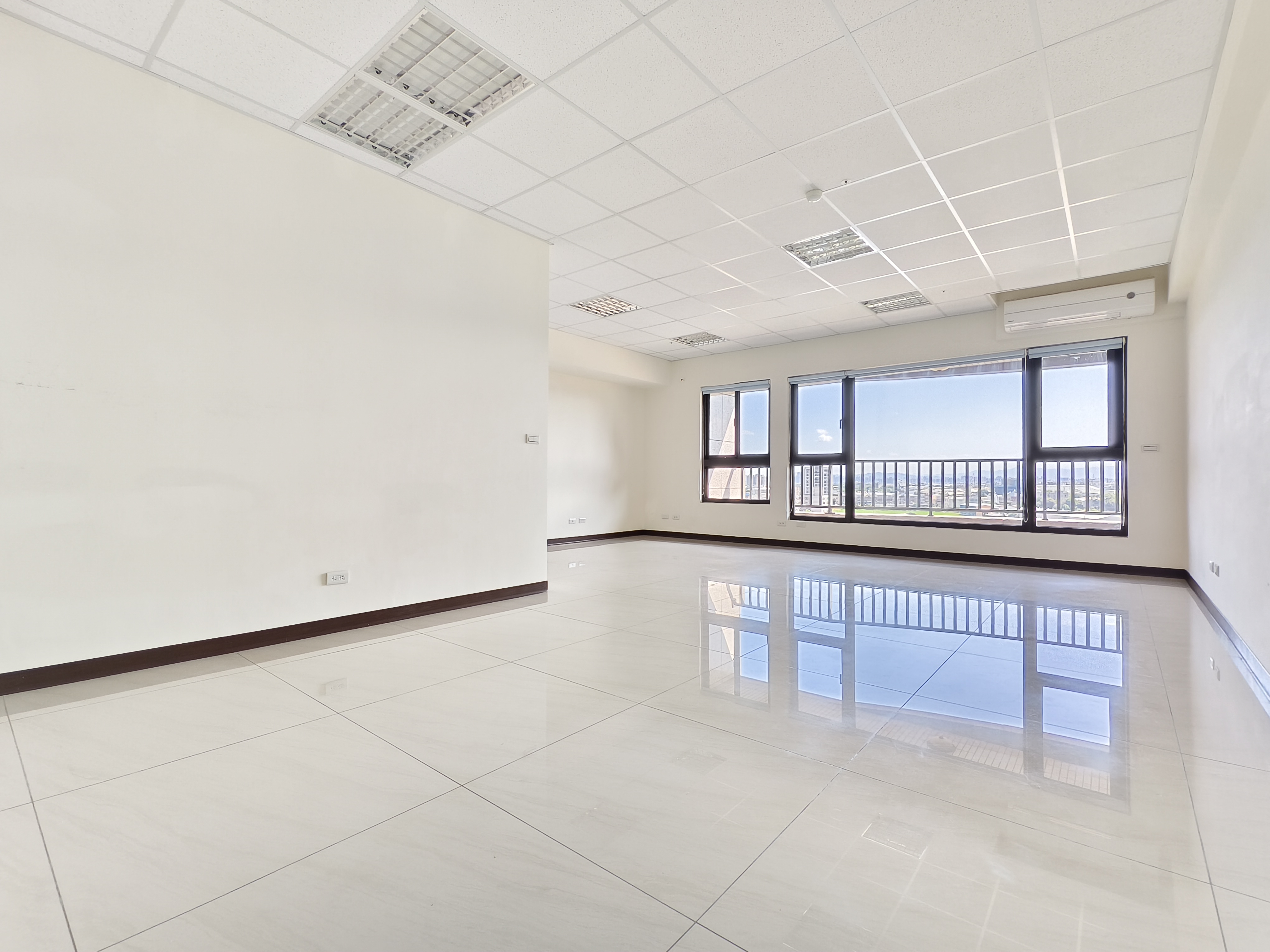 A18蛋黃區國寶苑3+1房車位