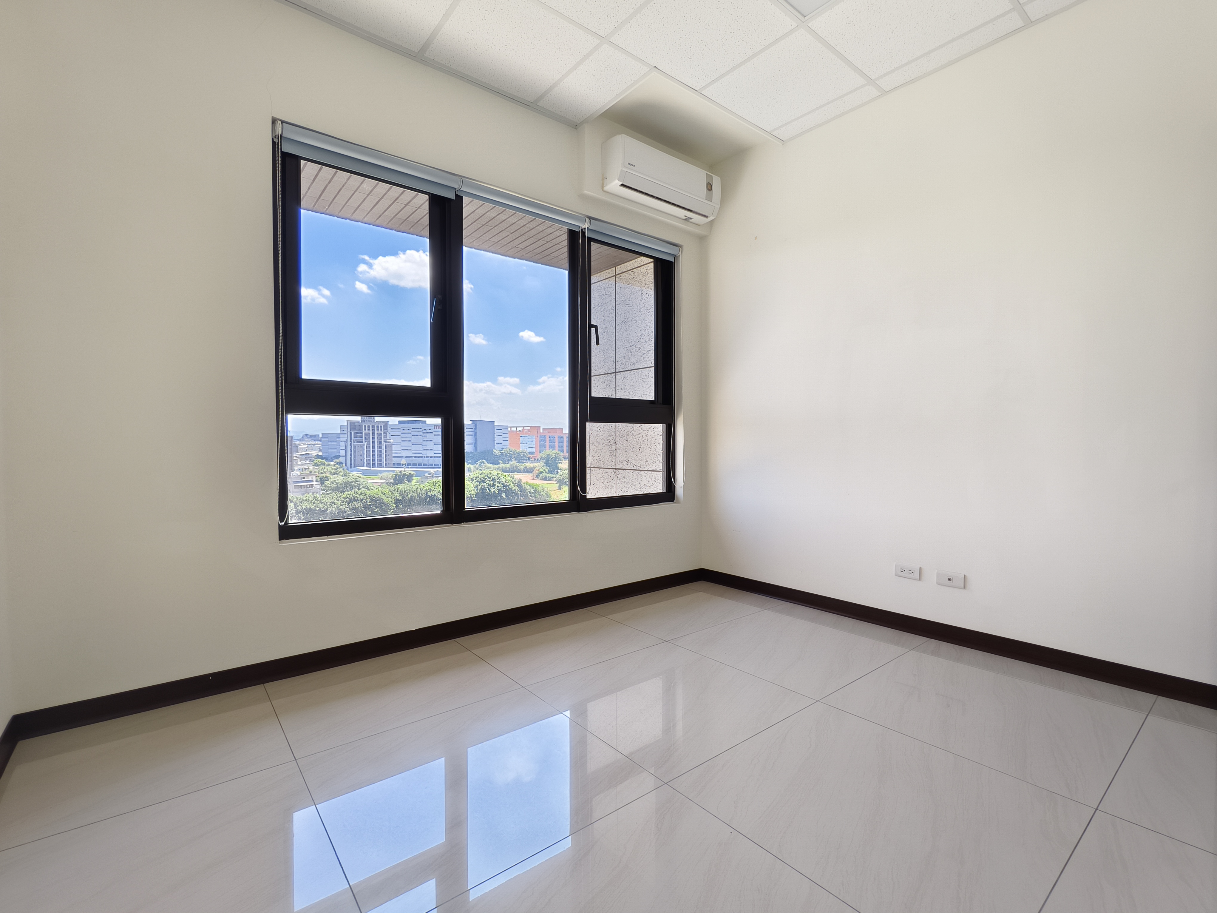 A18蛋黃區國寶苑3+1房車位