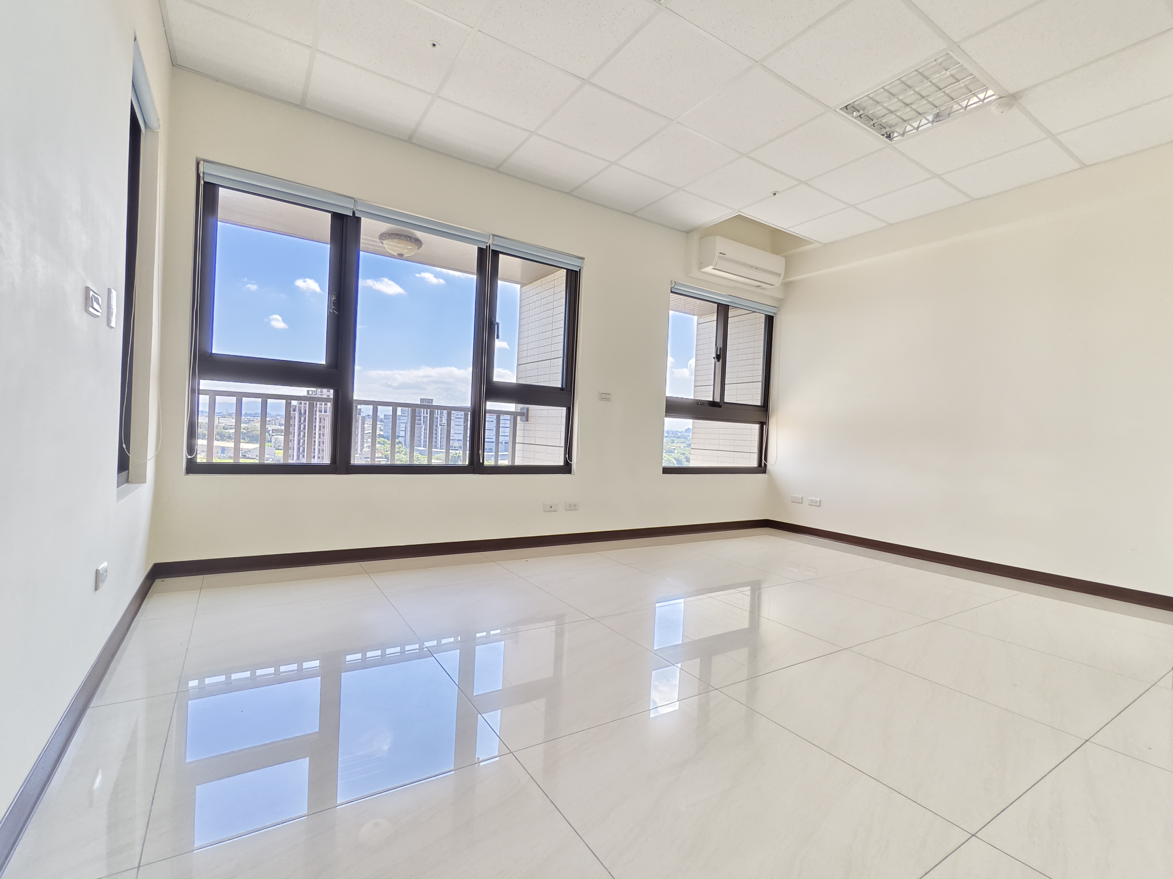 A18蛋黃區國寶苑3+1房車位