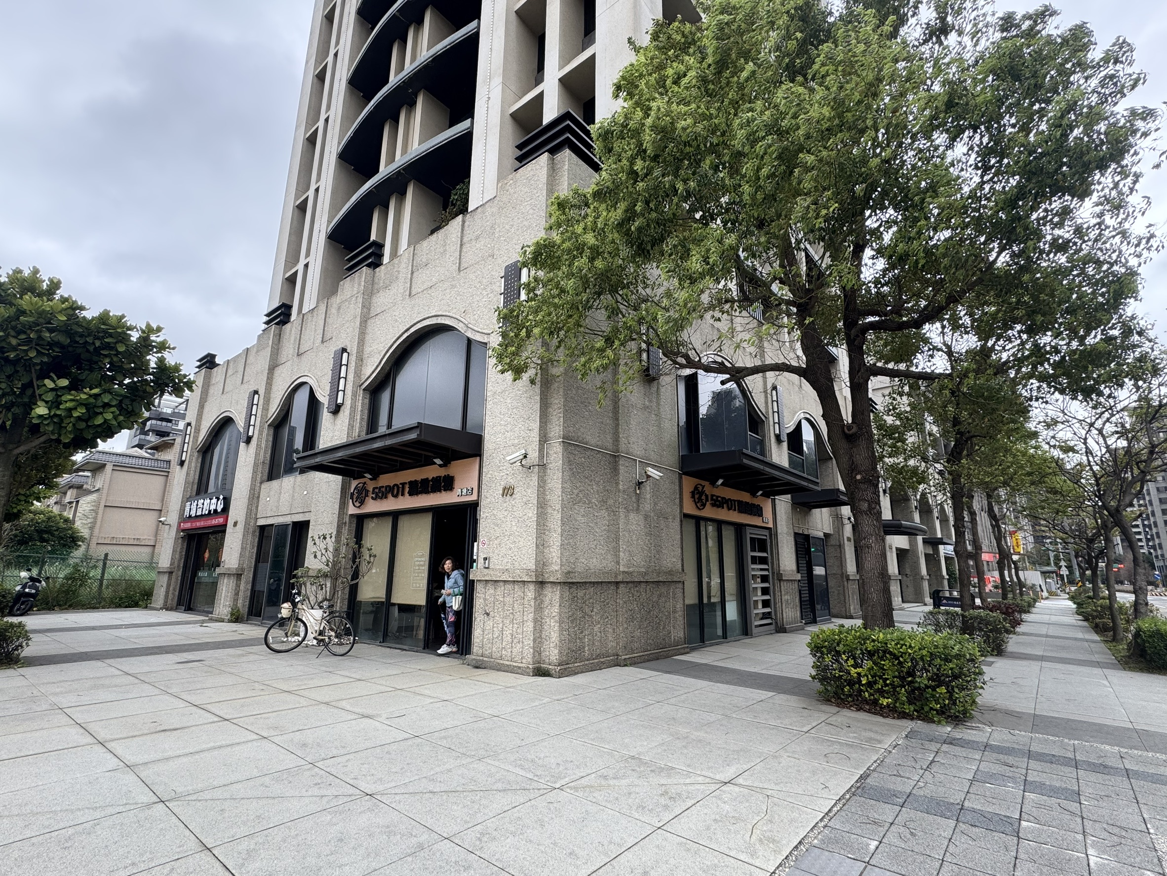 順儷MIHO正青塘園三角窗挑高7米金店面