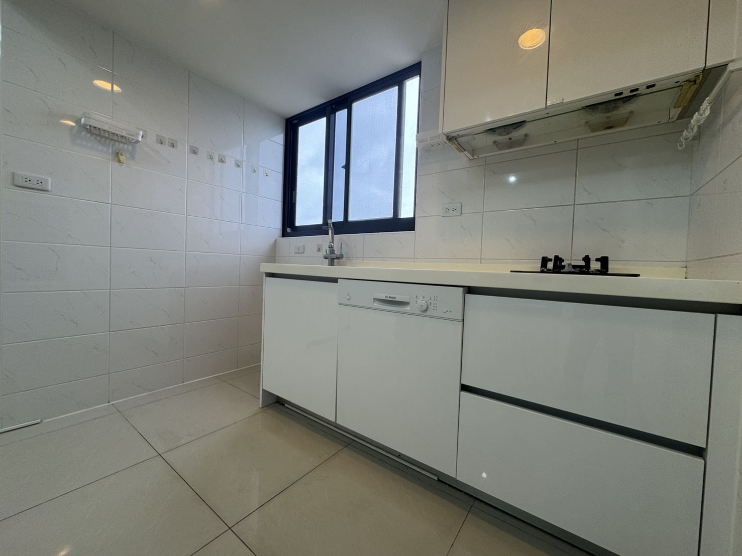 屋主想賣了快來看⭐⭐⭐近中壢後站體育園區兩房車位