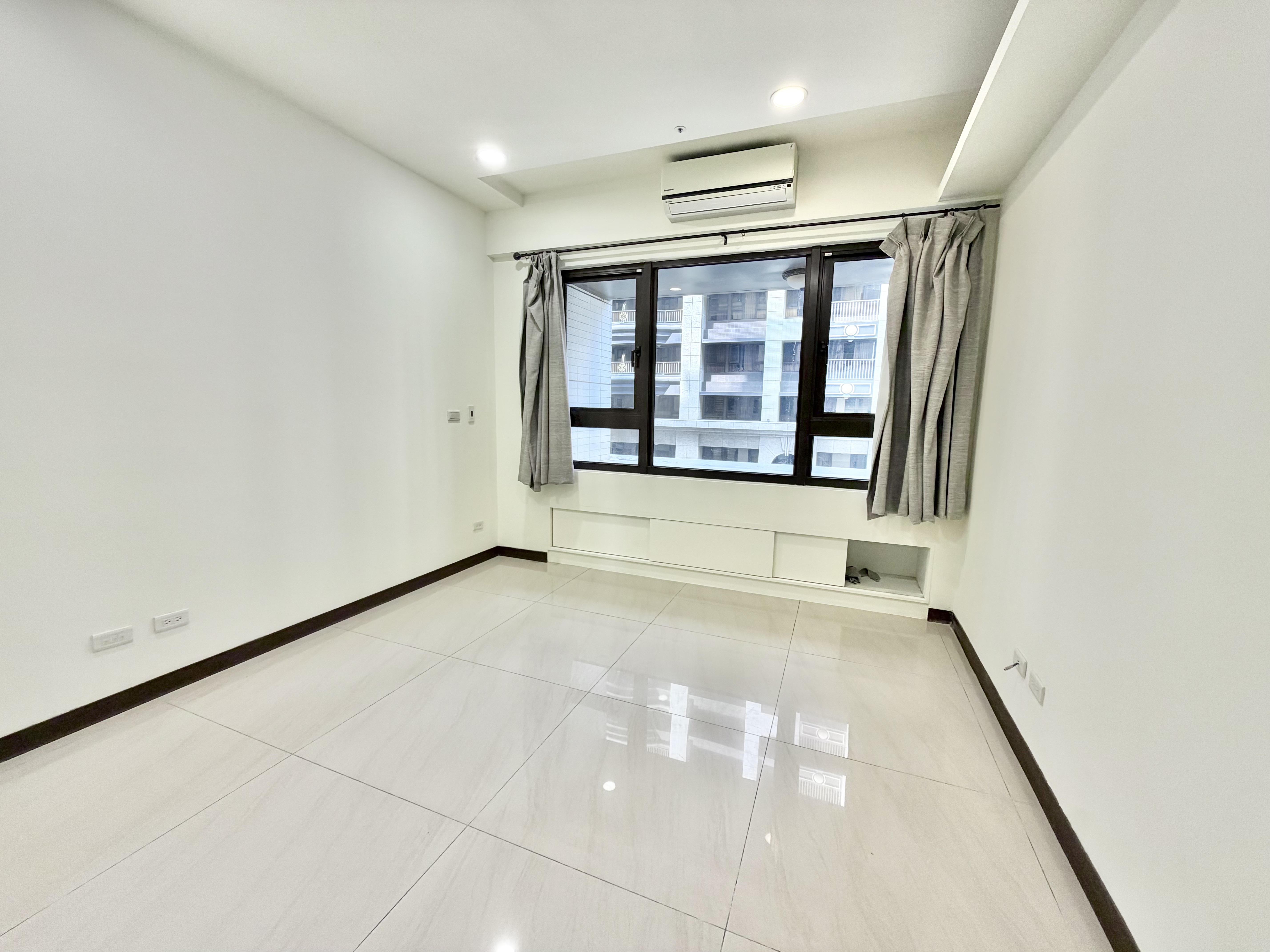 高鐵A18站ꕤ明日苑-5國寶苑精美裝潢衛浴雙開大四房車位